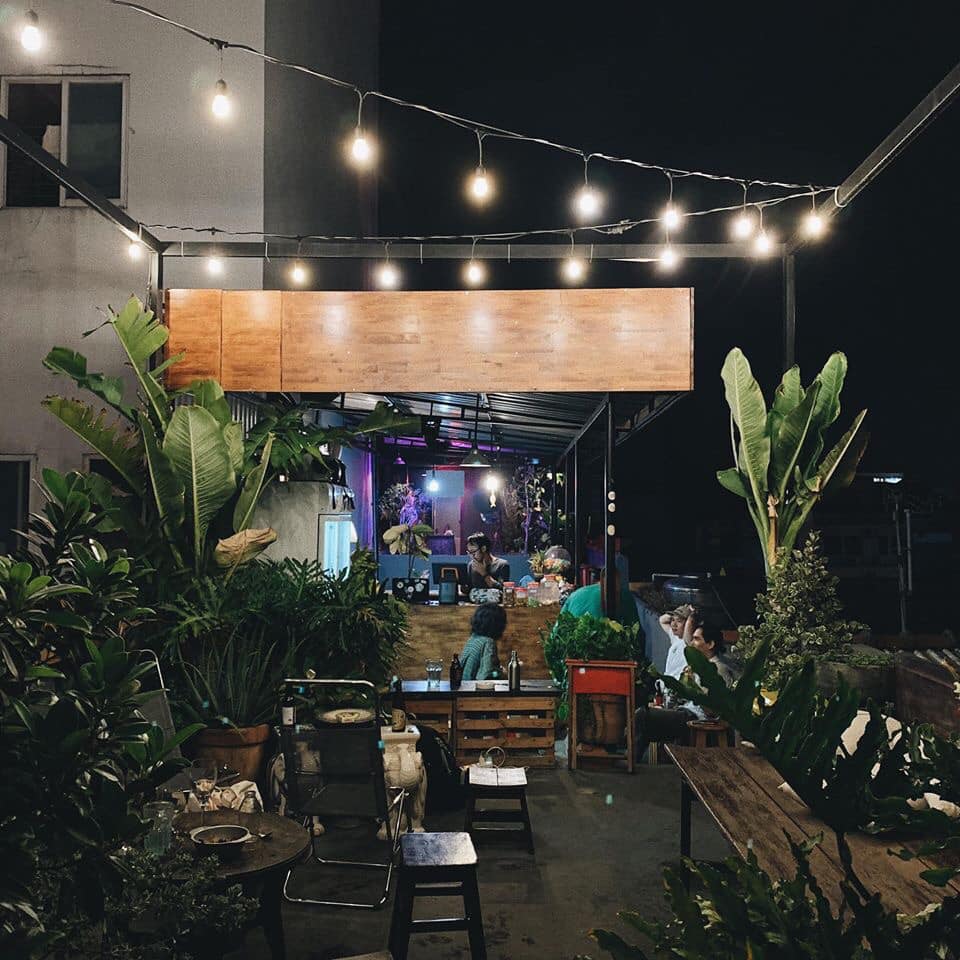 Tiệm bia số 13 là một quán bar có không gian mở để du khách có thể tận hưởng không khí cực "phê" của Đà Lạt về đêm
